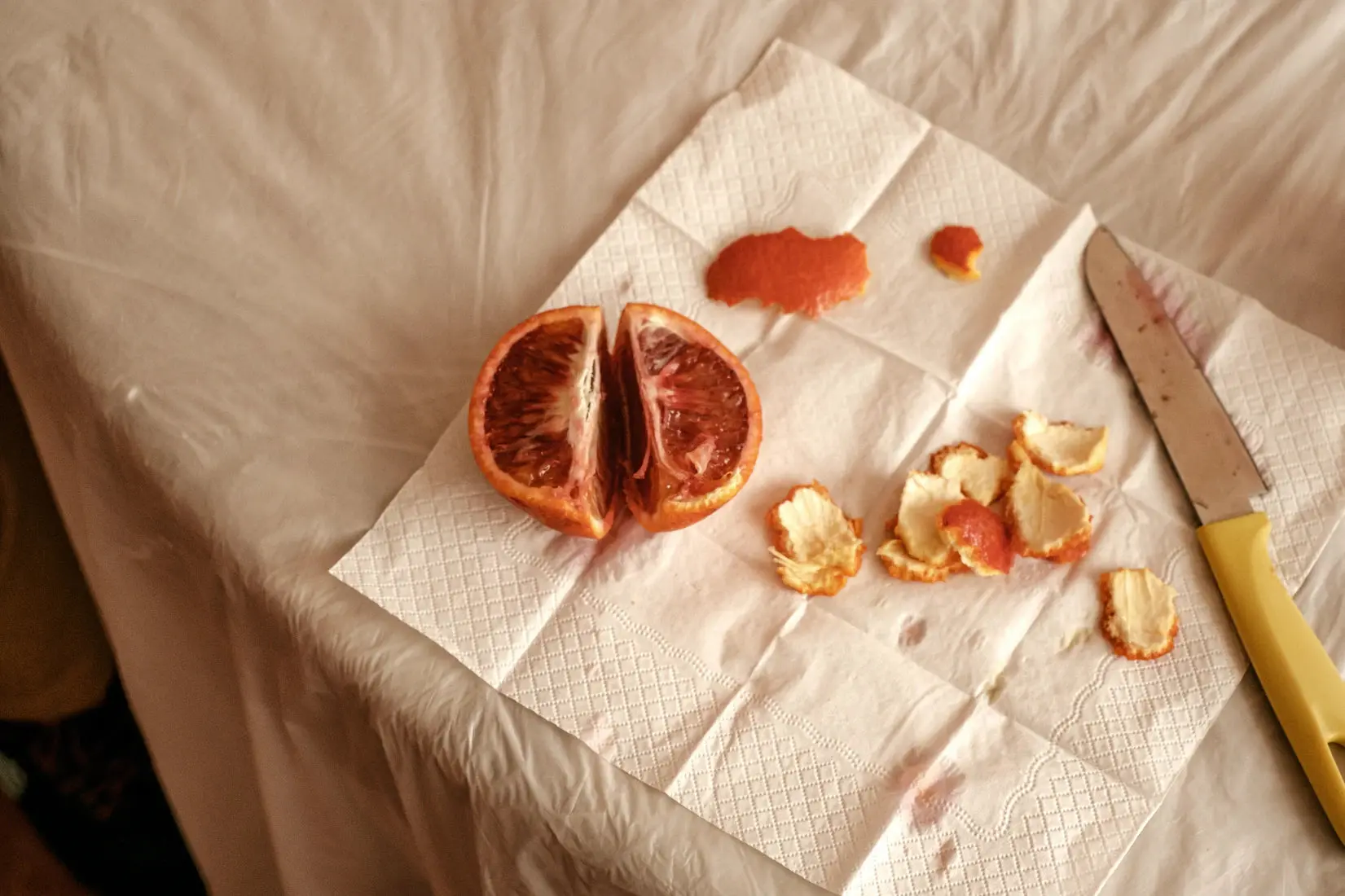 40519-sharing-a-blood-orange-in-china-2.webp Sharing a blood orange in China